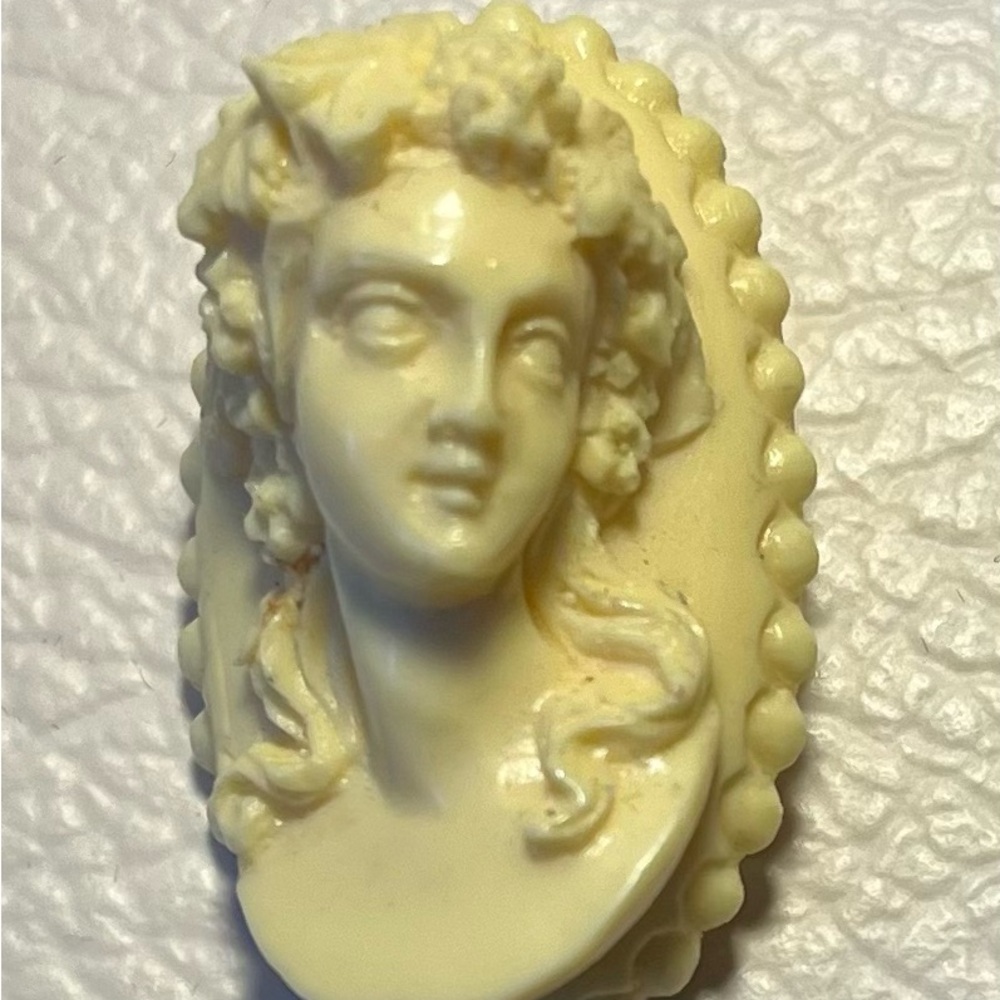 Cameo pin brooch vintage